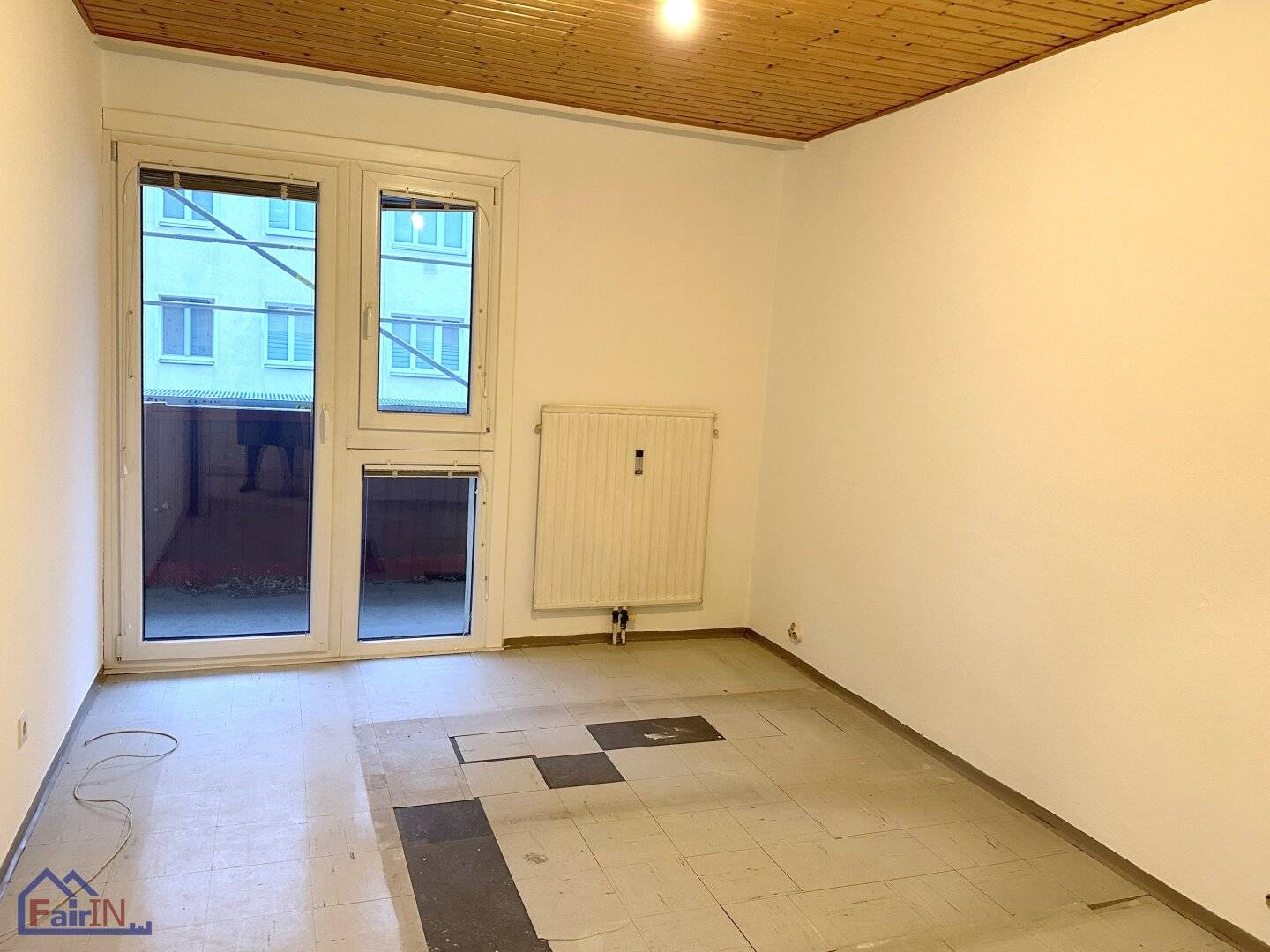 Quick viewing Generous 3 room apartment with loggia in 1230 Vienna, in need of renovation, suitable for flatsharing