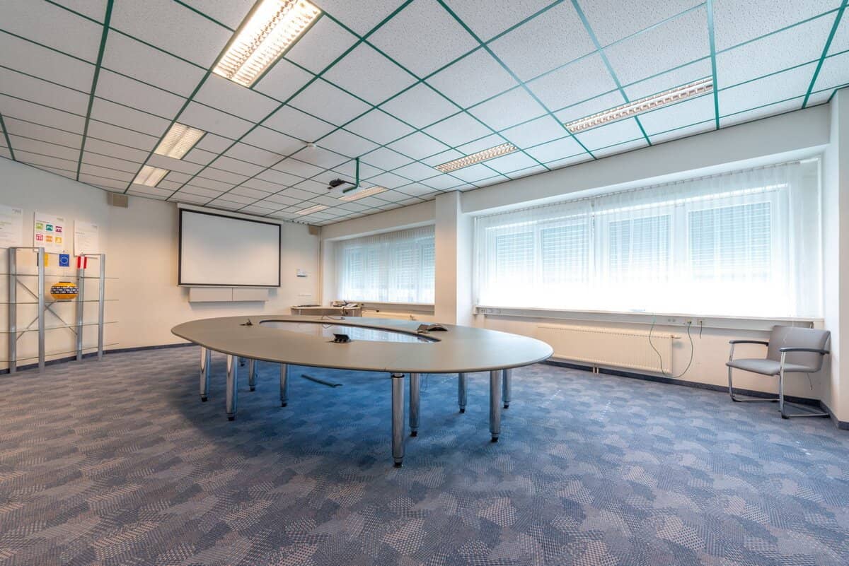 Large adaptable office spaces for rent