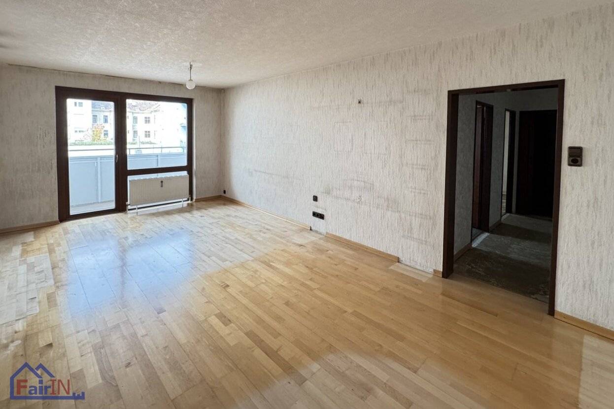 Charming three room apartment with loggia and elevator near the subway in 1200 Vienna needs renovation