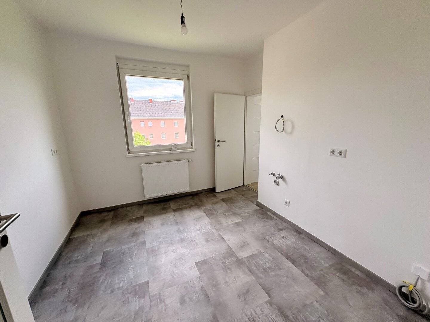 Erstbezug nach Sanierung | 2 Zimmer | kleiner Balkon |