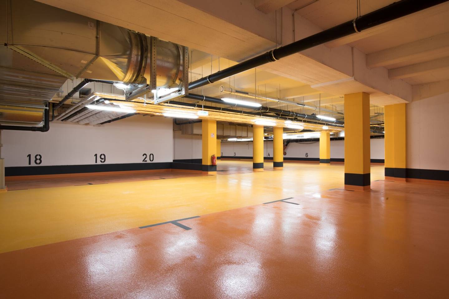Underground parking space in a private, bright new build garage at Pius-Parsch-Platz