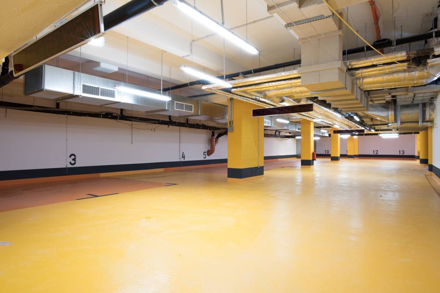 Underground parking space in a private, bright new build garage at Pius-Parsch-Platz