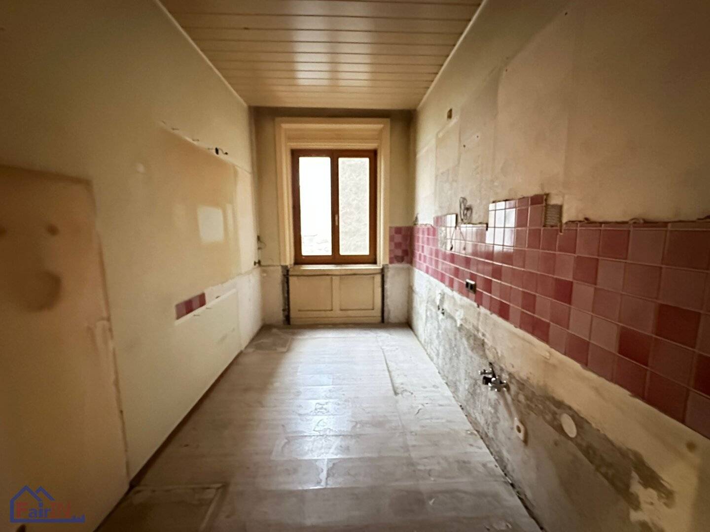 Dreamlike 3 room apartment in 1070 Vienna in need of renovation with loggia