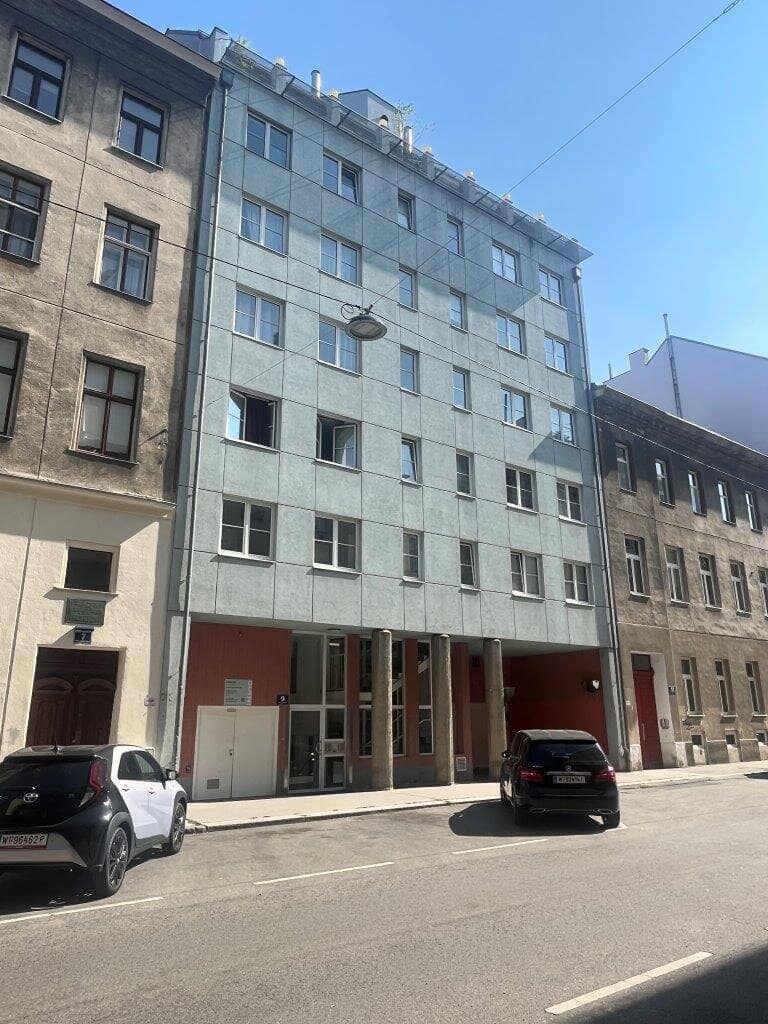 Enchanting, thoroughly renovated 2 room apartment and car parking space in a top location of the 4th district