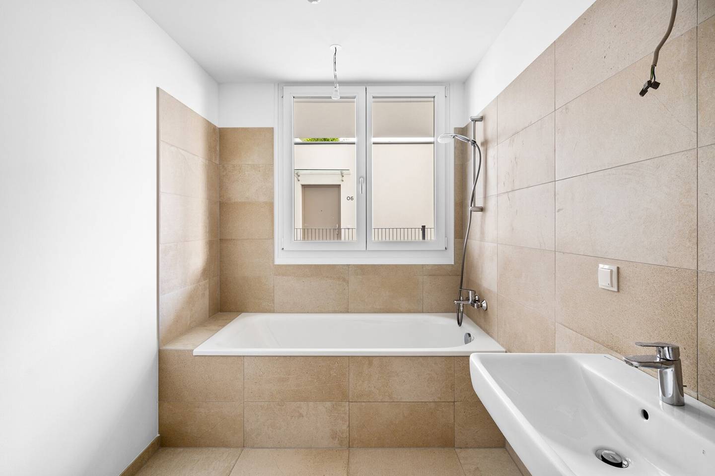 New building near Floridsdorf railway station, U6 - New 74 m² ground floor apartment with approximately 15 m² terrace (Top 01)