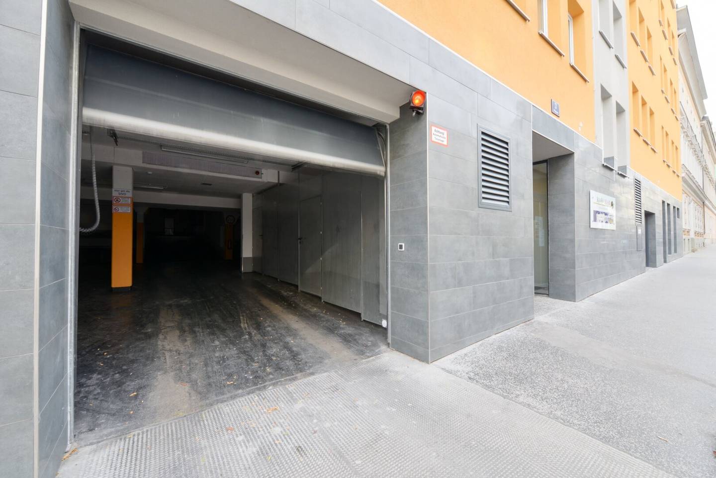 Drivable warehouse space (282 m²) with perfect layout and low operating costs - directly at Westbahnhofhtt?I could not finish this due to a malformed input.