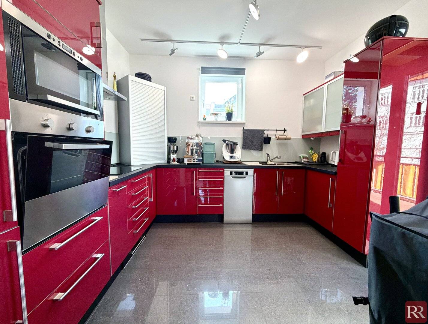 Neuer Preis: Moderne Dreizimmerwohnung mit Balkon und Parkplatz