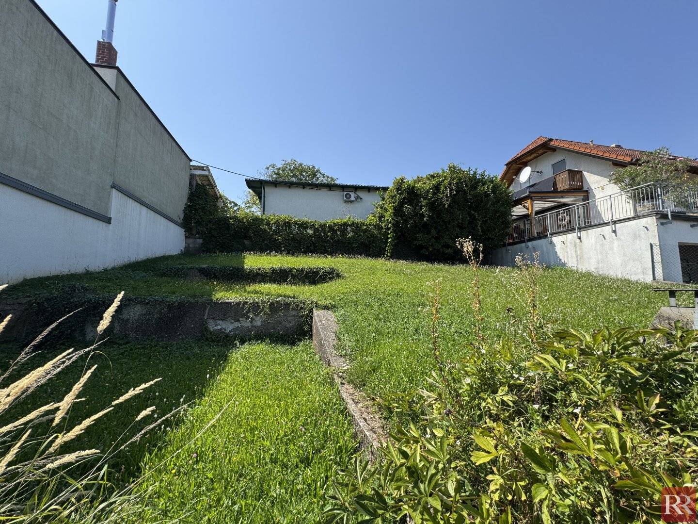 Wohnen & Gestalten: Zwei Häuser mit Innenhof und Garten