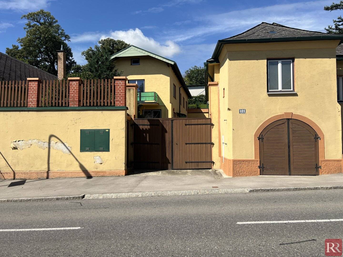 Wohnen & Gestalten: Zwei Häuser mit Innenhof und Garten