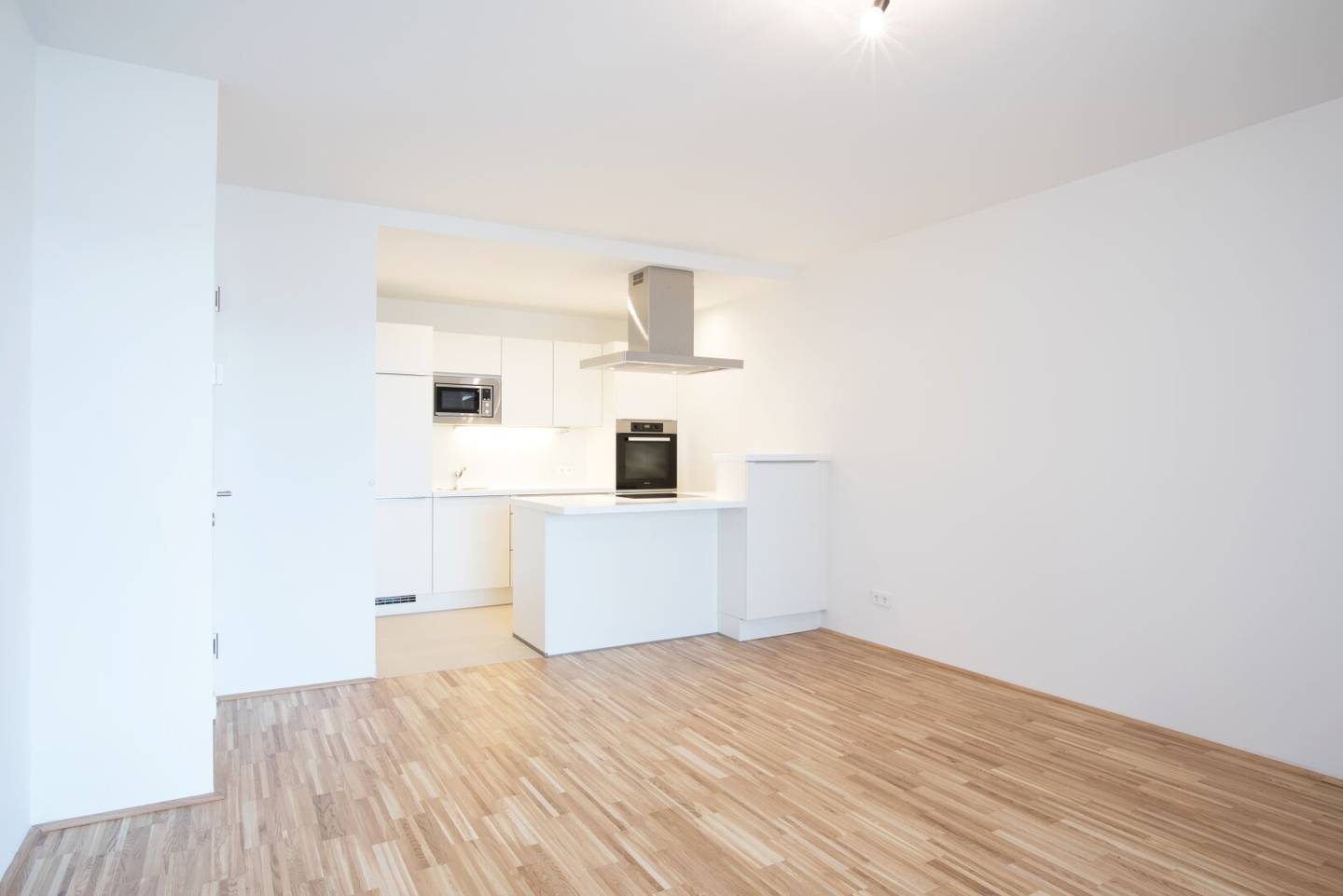 Courtyard-side 2-room apartment with large balcony Cooling included U6 Floridsdorf Available from mid October