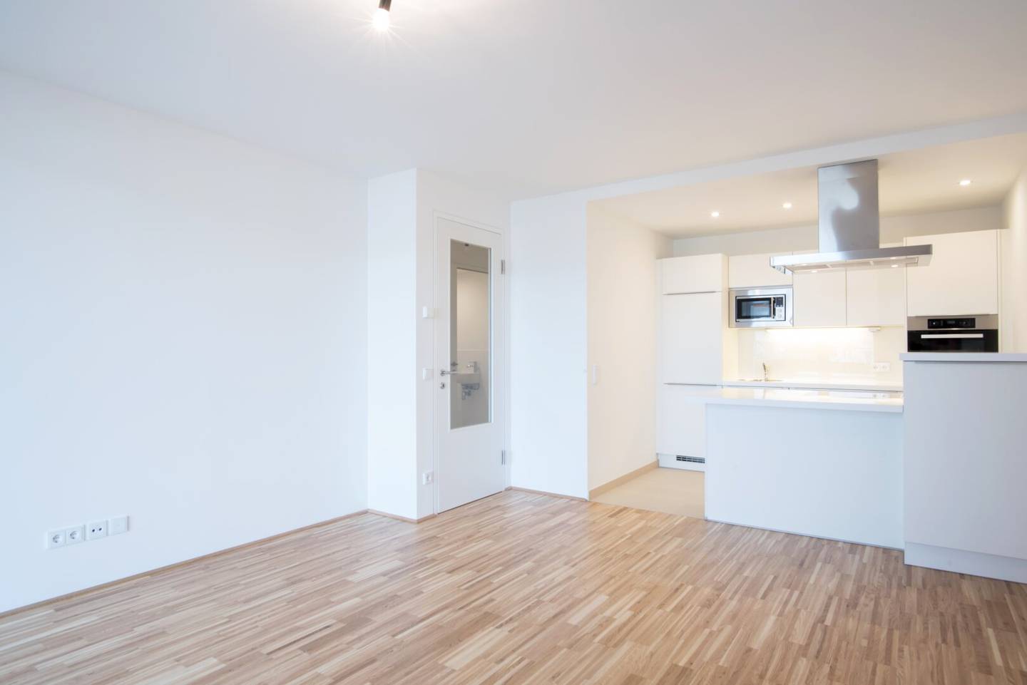 Courtyard-side 2-room apartment with large balcony Cooling included U6 Floridsdorf Available from mid October