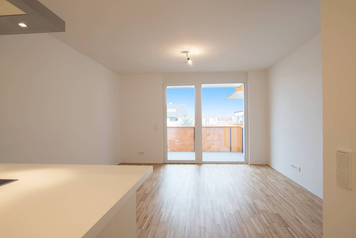 Courtyard-side 2-room apartment with large balcony Cooling included U6 Floridsdorf Available from mid October