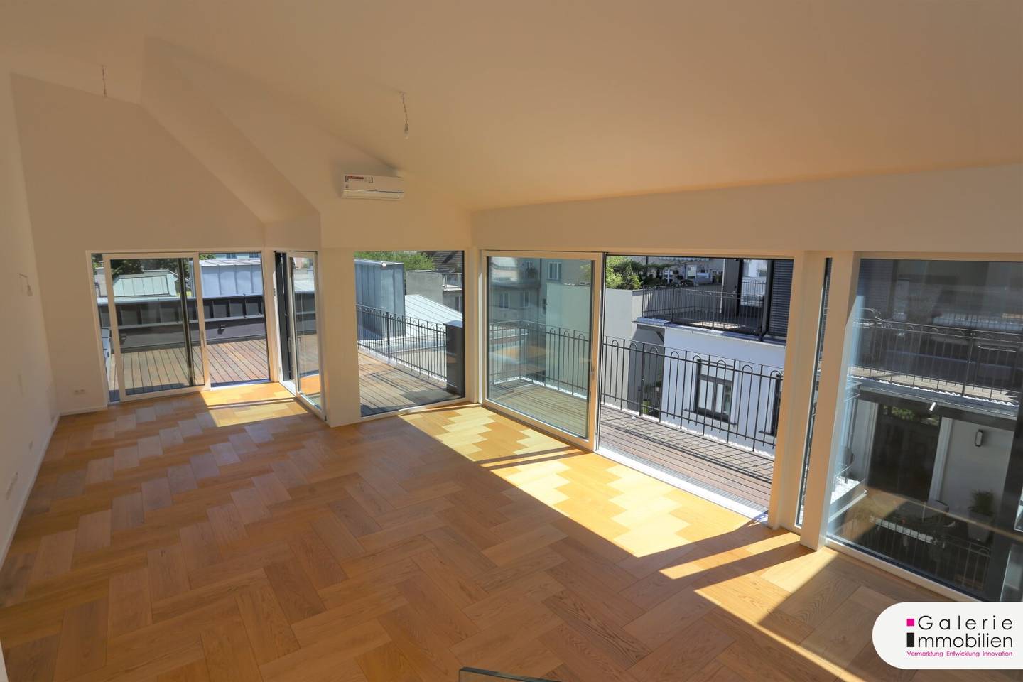 Exquisite attic maisonette with large terraces and balcony - centrally accessible - near Naschmarkt U4