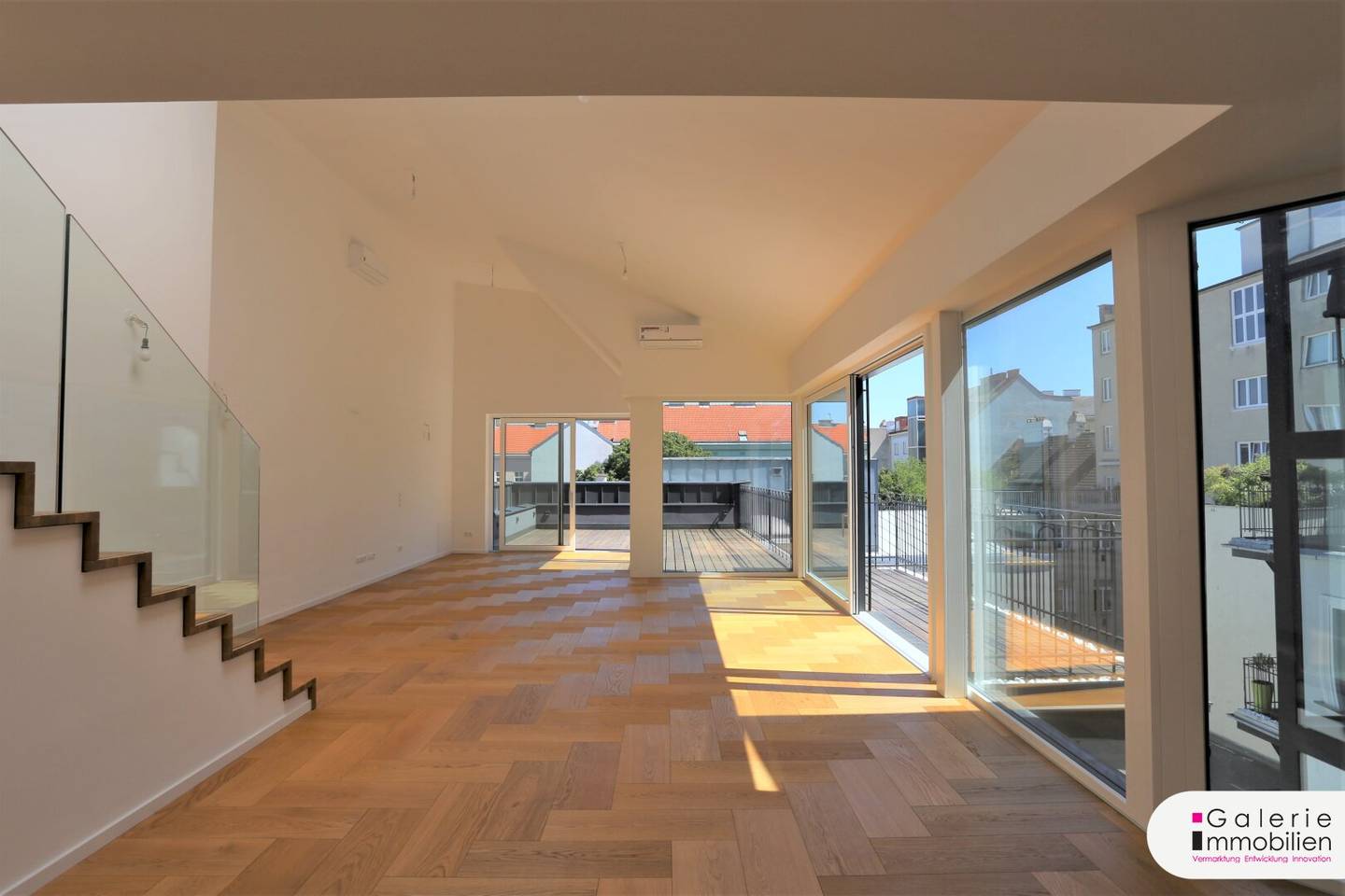 Exquisite attic maisonette with large terraces and balcony - centrally accessible - near Naschmarkt U4