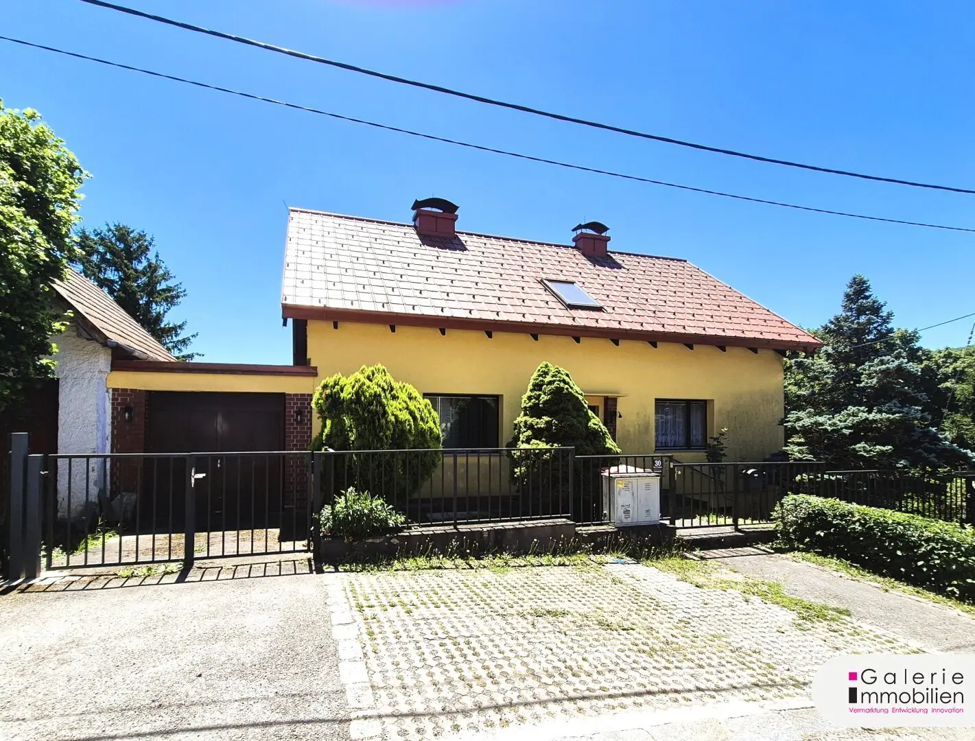 Green quiet location! House in need of renovation with a dream garden