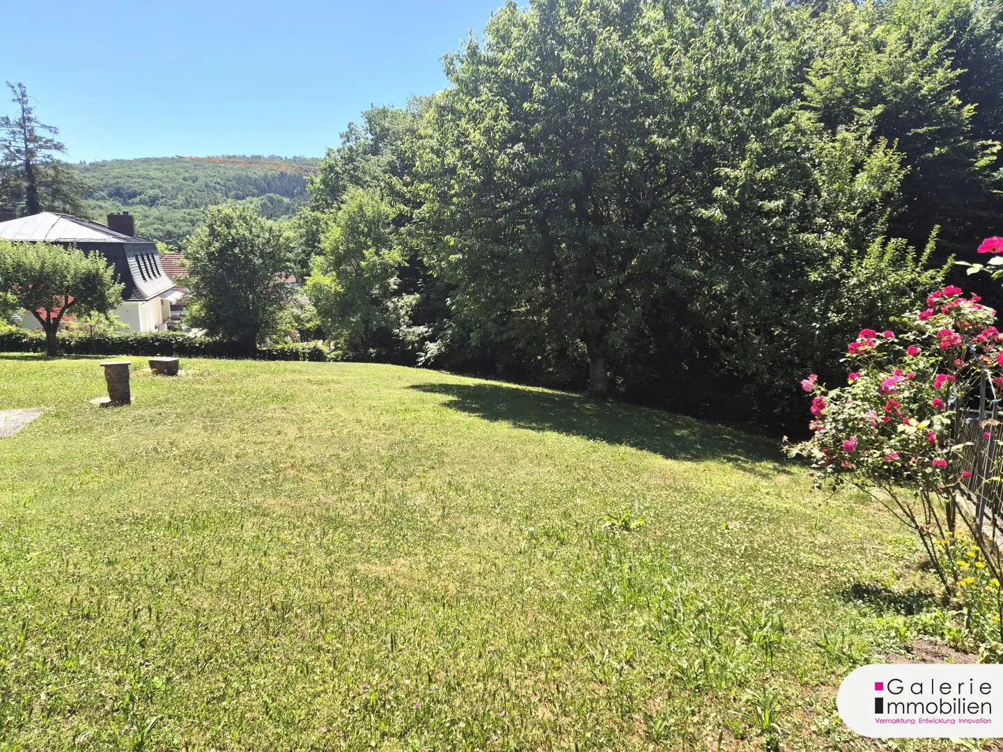 Green quiet location! House in need of renovation with a dream garden