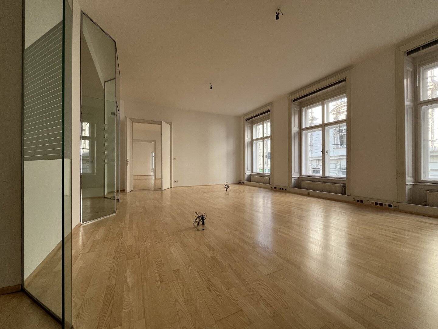Bright, well equipped 178 m² office space in a representative historic building near Johannesgasse