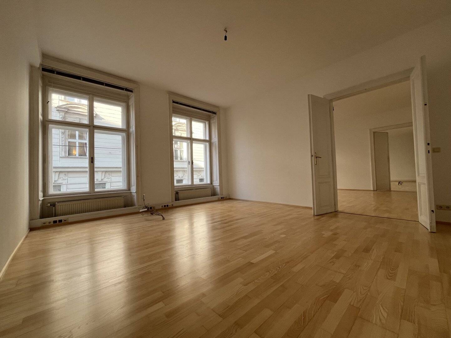 Bright, well equipped 178 m² office space in a representative historic building near Johannesgasse