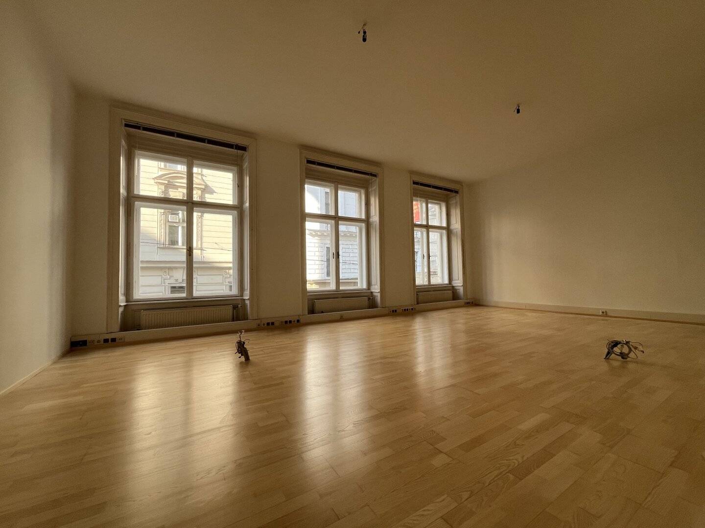 Bright, well equipped 178 m² office space in a representative historic building near Johannesgasse