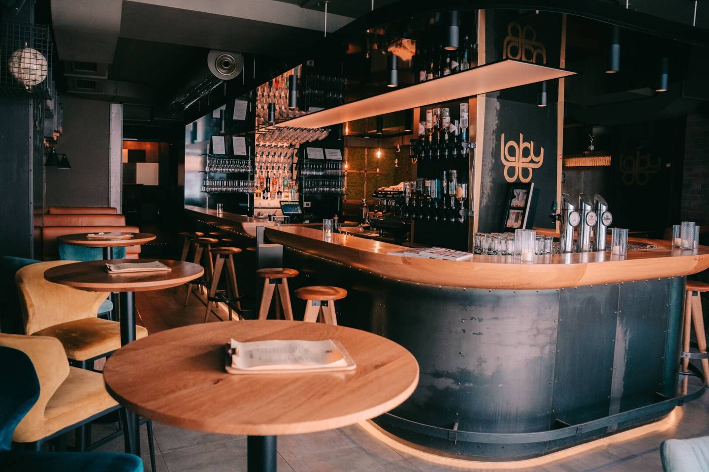 Unique opportunity: Stylish venue with club area and sidewalk cafe seating in the best locations in Ottakring