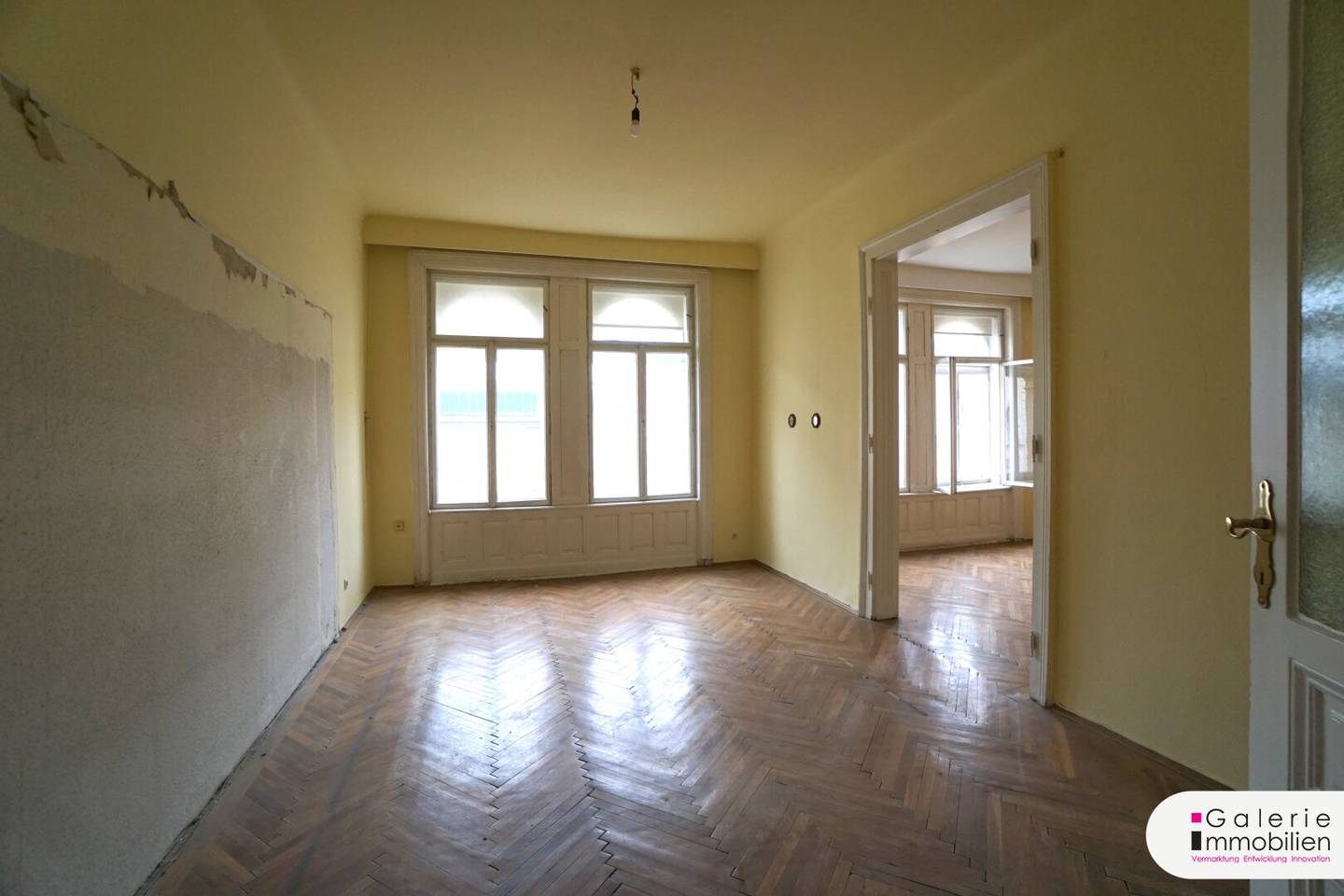 Karmelitermarkt old-style apartment in need of renovation on the 3rd floor