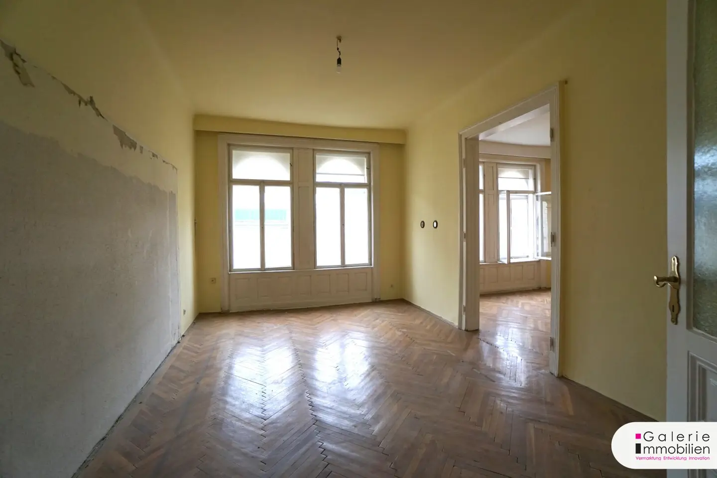 Karmelitermarkt old-style apartment in need of renovation on the 3rd floor