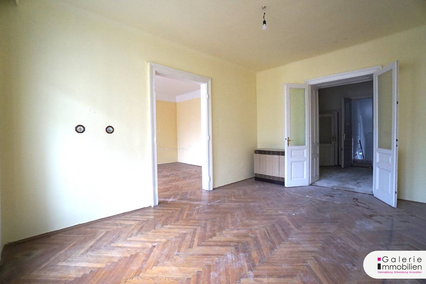 Karmelitermarkt old-style apartment in need of renovation on the 3rd floor