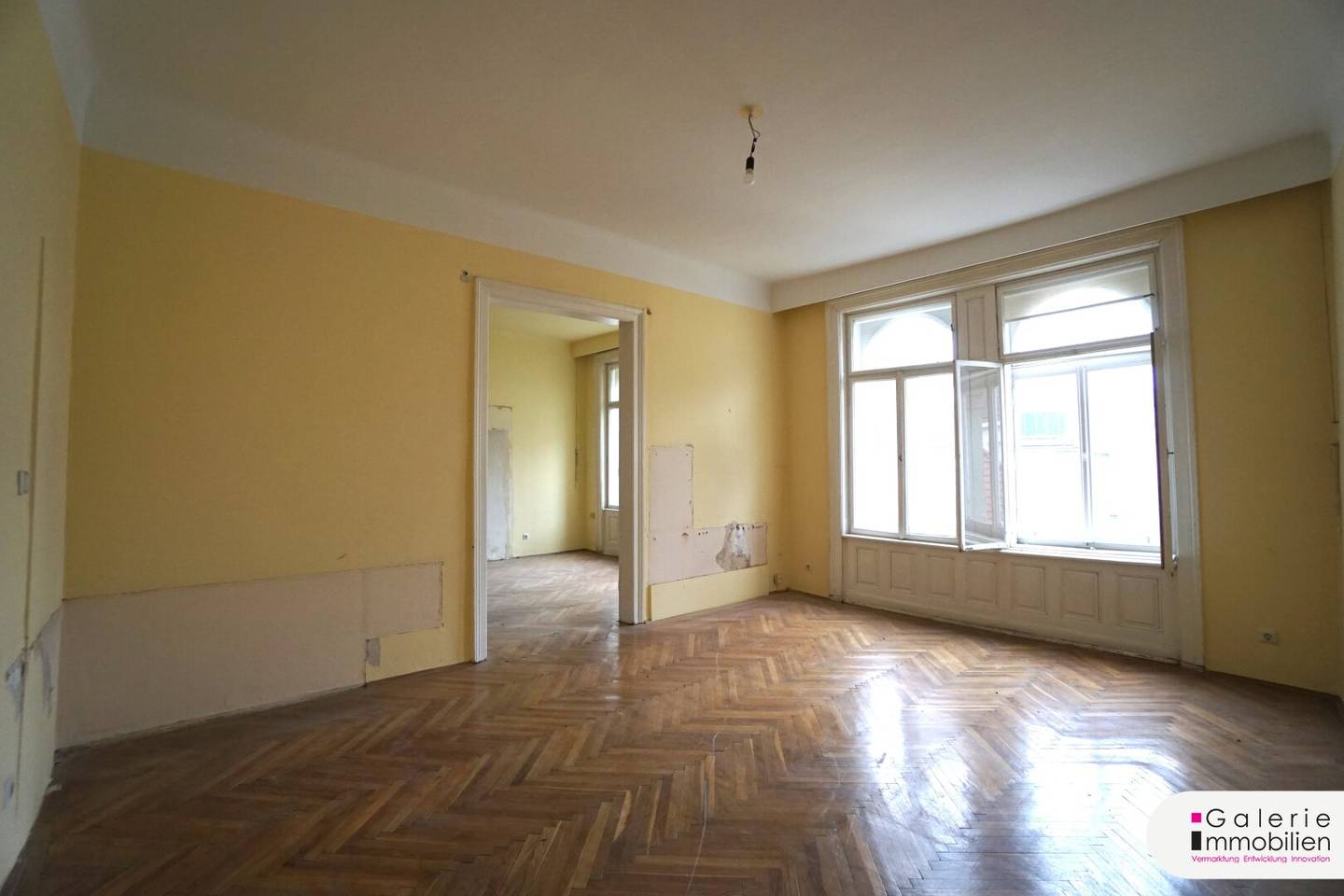 Karmelitermarkt old-style apartment in need of renovation on the 3rd floor