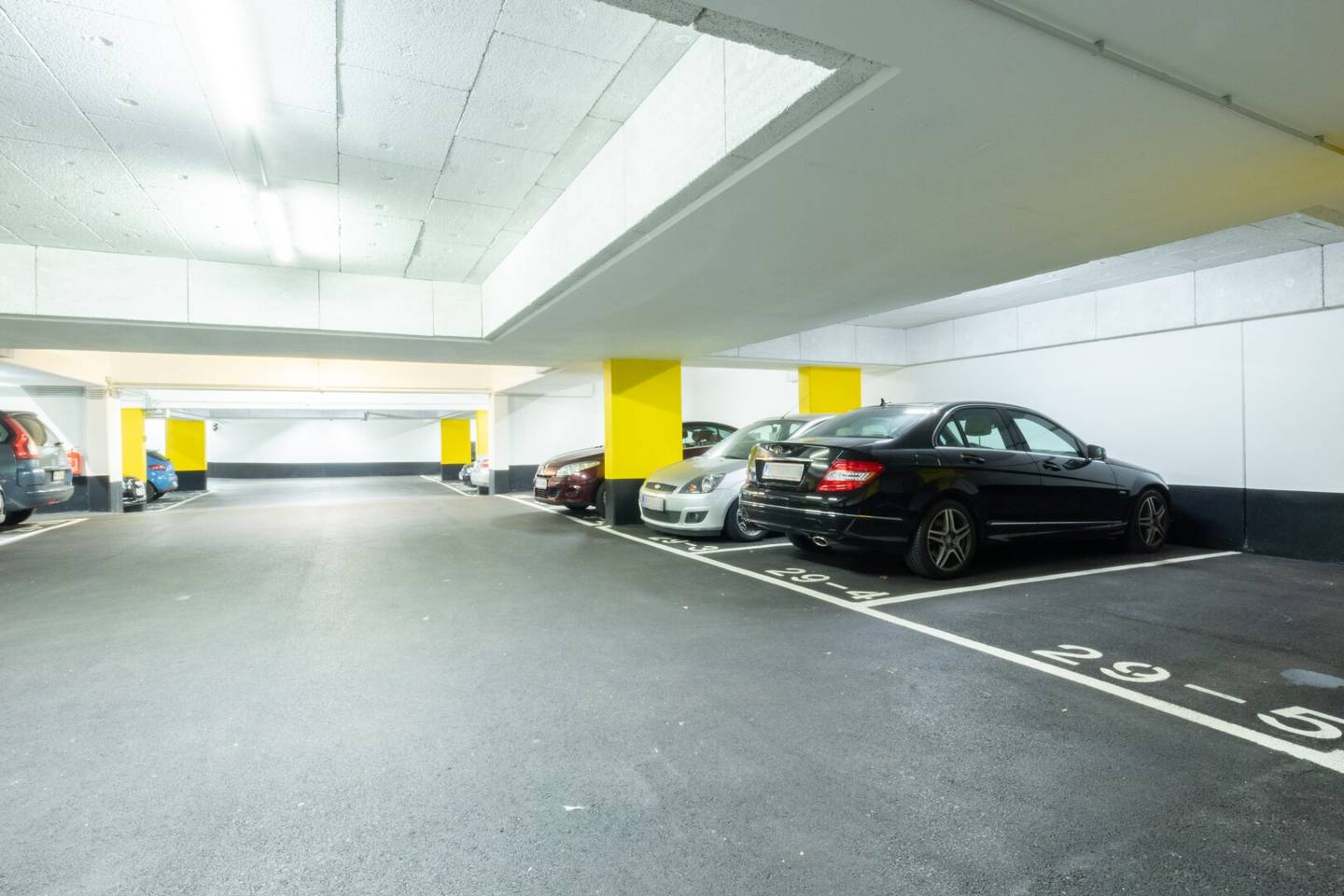 Parking space in modern garage in the 14th district Kendlerstraße