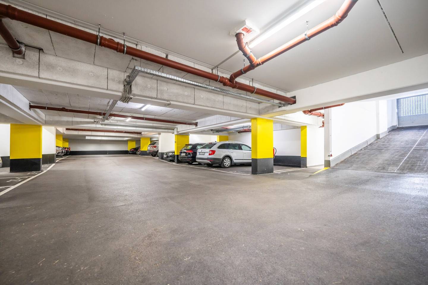 Parking space in modern garage in the 14th district Kendlerstraße