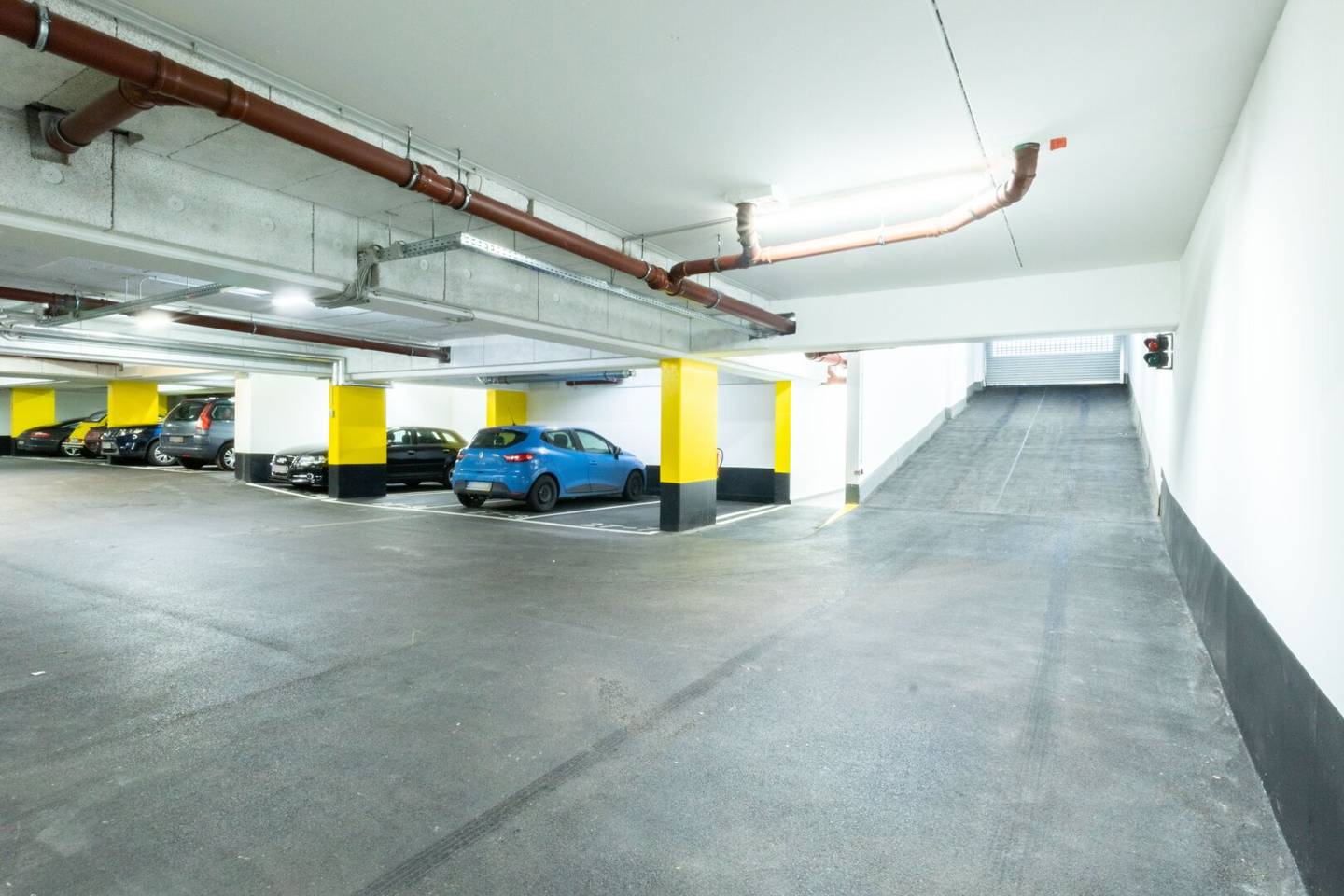 Parking space in modern garage in the 14th district Kendlerstraße