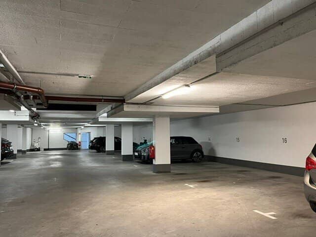 Moderne Tiefgaragenplätze Nähe Peter Jordanstraße!