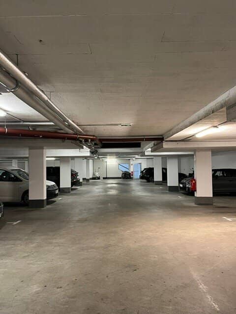 Moderne Tiefgaragenplätze Nähe Peter Jordanstraße!