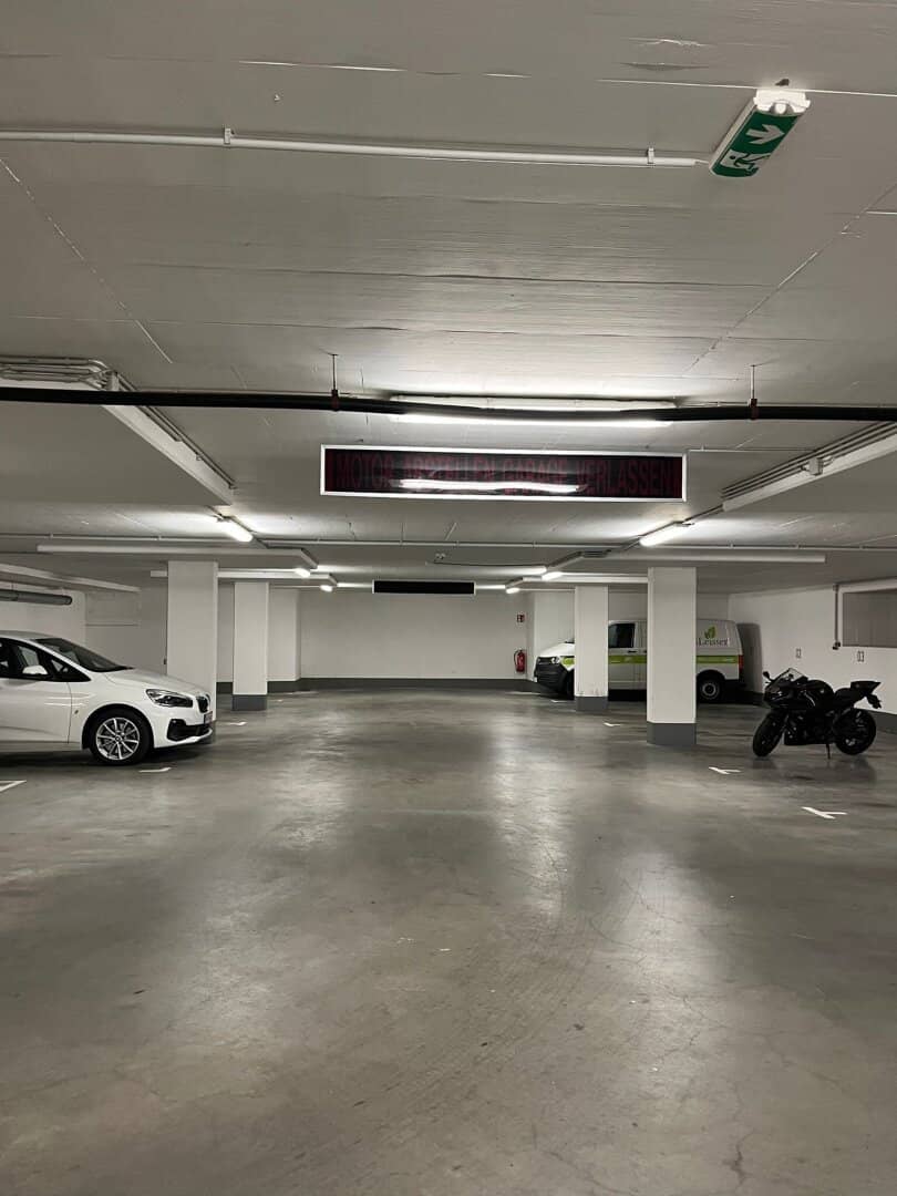 Moderne Tiefgaragenplätze Nähe Peter Jordanstraße!