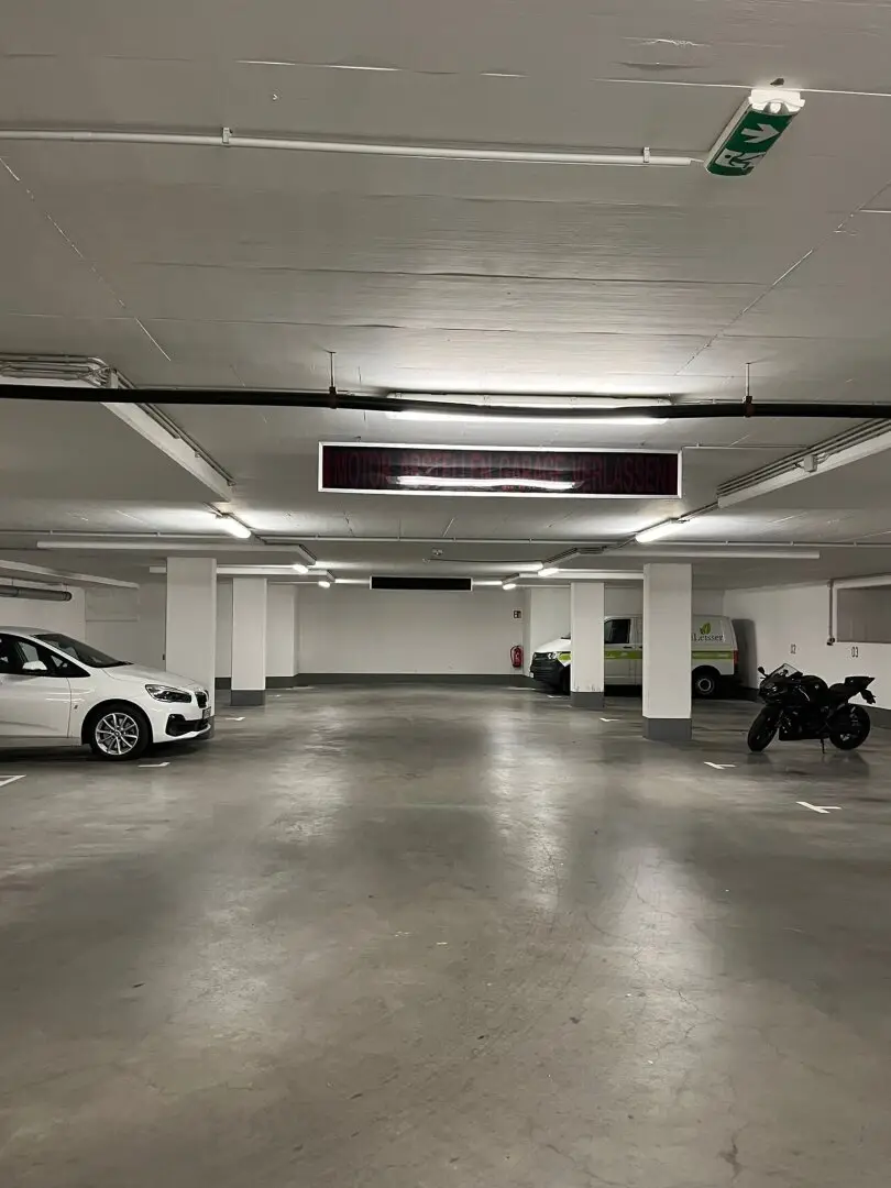 Moderne Tiefgaragenplätze Nähe Peter Jordanstraße!