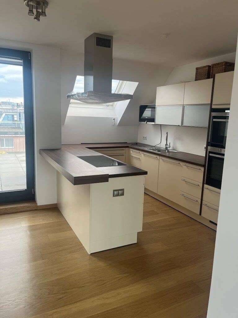 Neuwertige Dachgeschoßmaisonette mit Süd-West-Terrassentraum und Garage