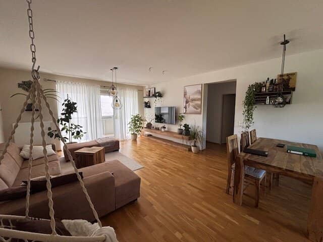 Living with distant view – nearly new 3-room apartment with loggia &amp; garage