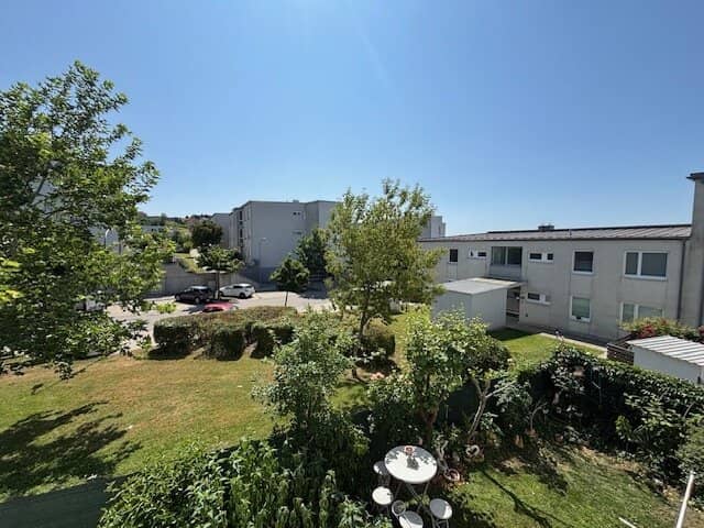 Living with distant view – nearly new 3-room apartment with loggia &amp; garage