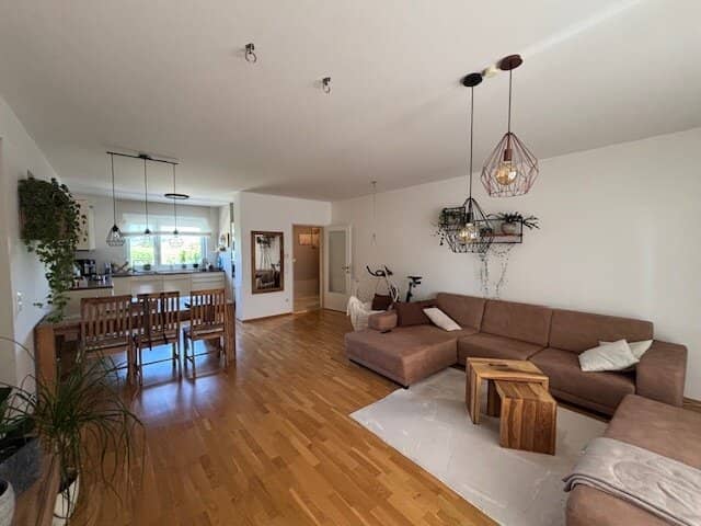 Living with distant view – nearly new 3-room apartment with loggia &amp; garage