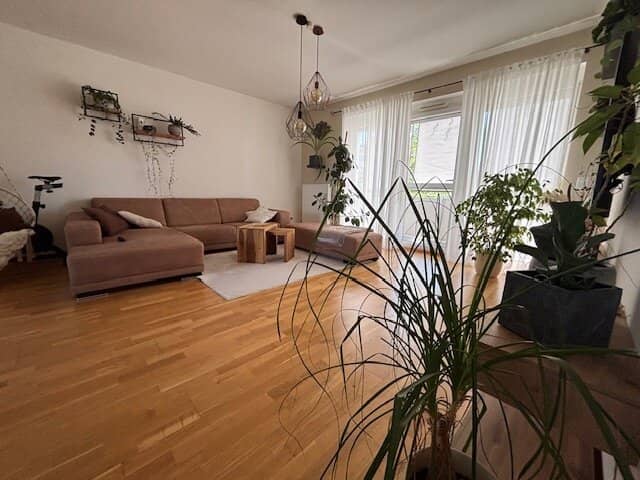 Living with distant view – nearly new 3-room apartment with loggia &amp; garage