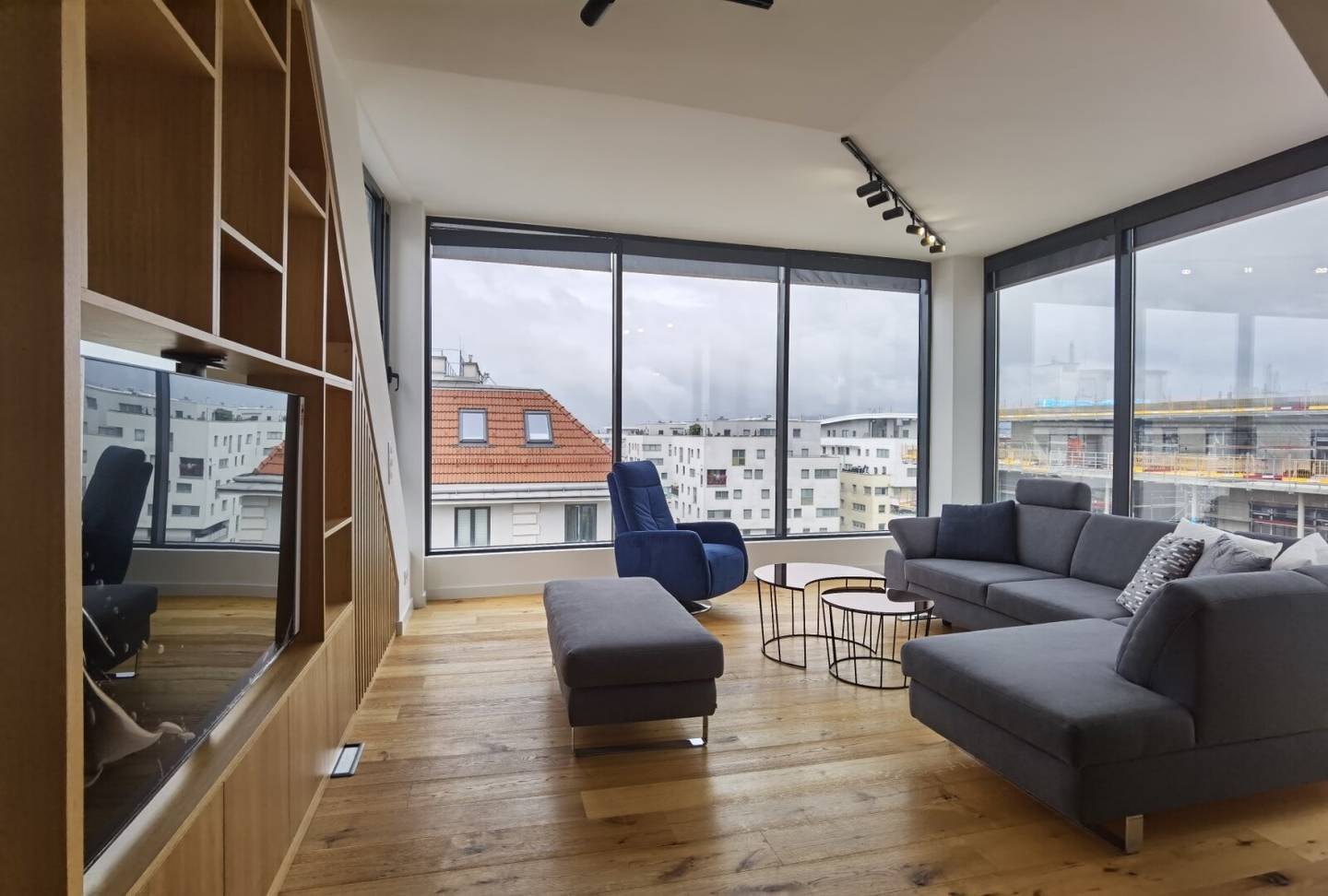 LOFT MIT DACHTERRASSE INKLUSIVE SEHR MODERNER MÖBLIERUNG