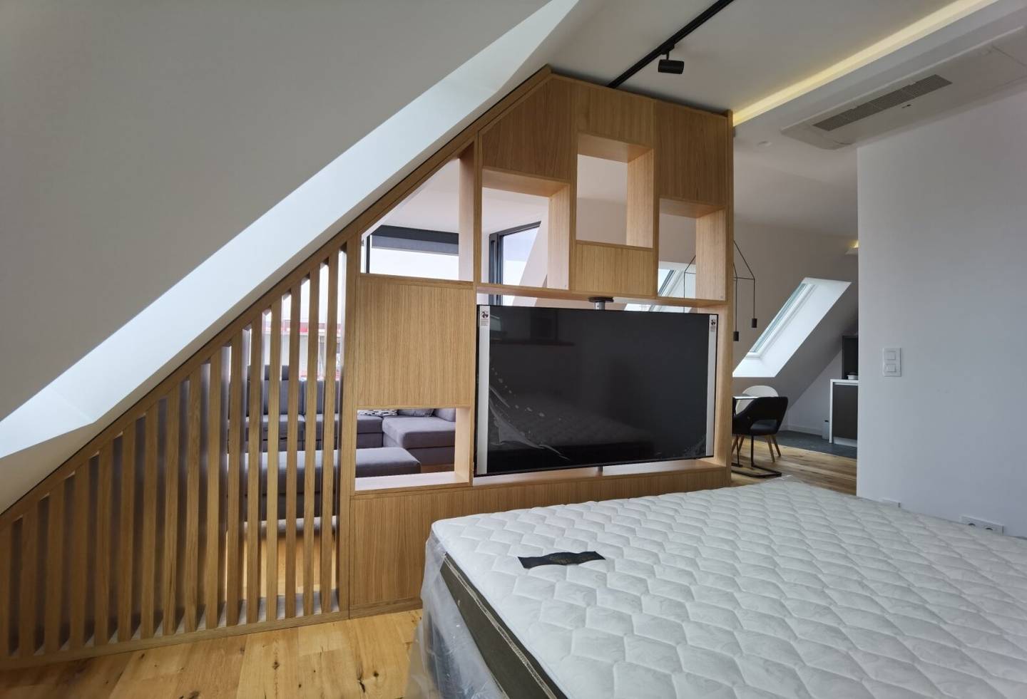 LOFT MIT DACHTERRASSE INKLUSIVE SEHR MODERNER MÖBLIERUNG