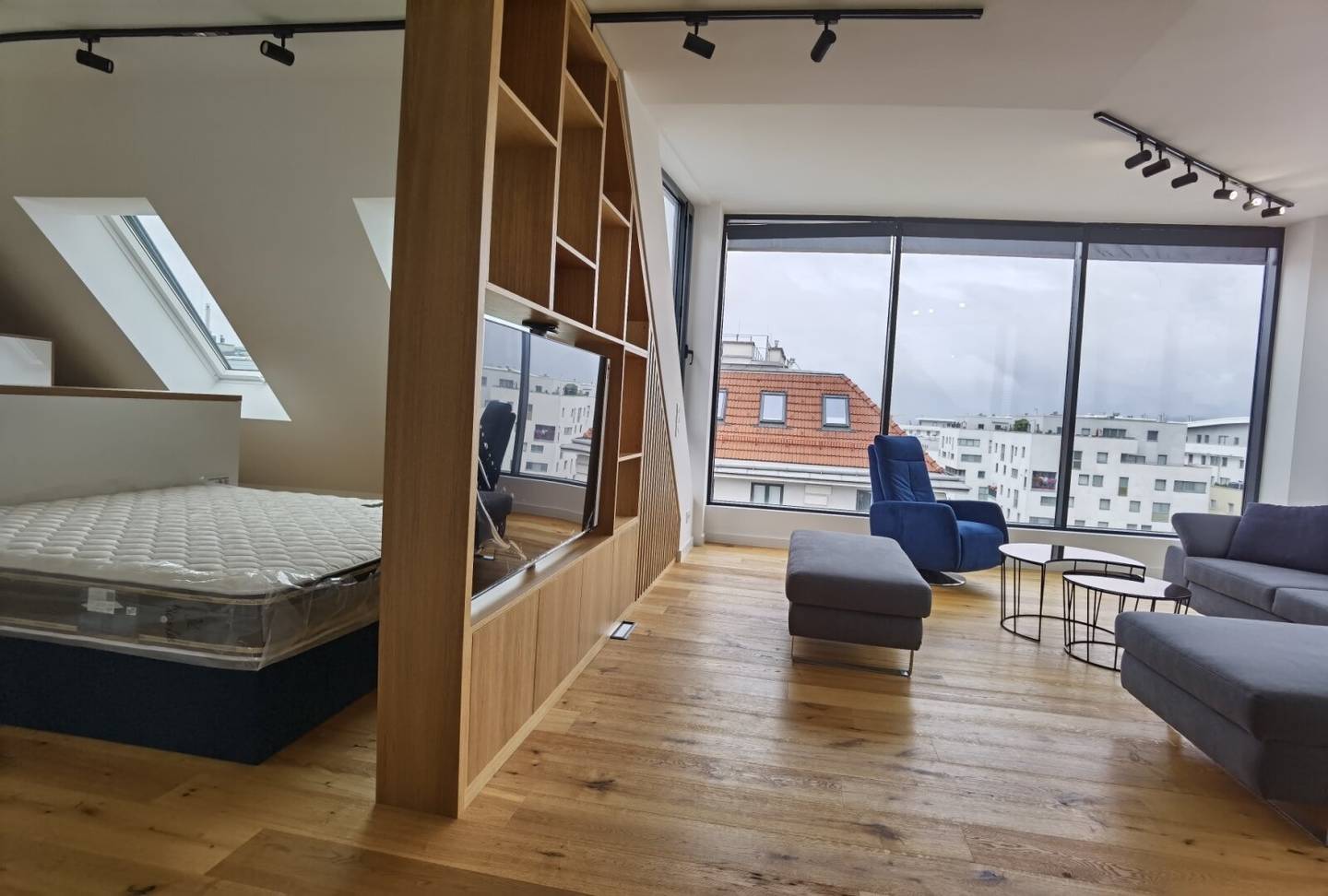 LOFT MIT DACHTERRASSE INKLUSIVE SEHR MODERNER MÖBLIERUNG