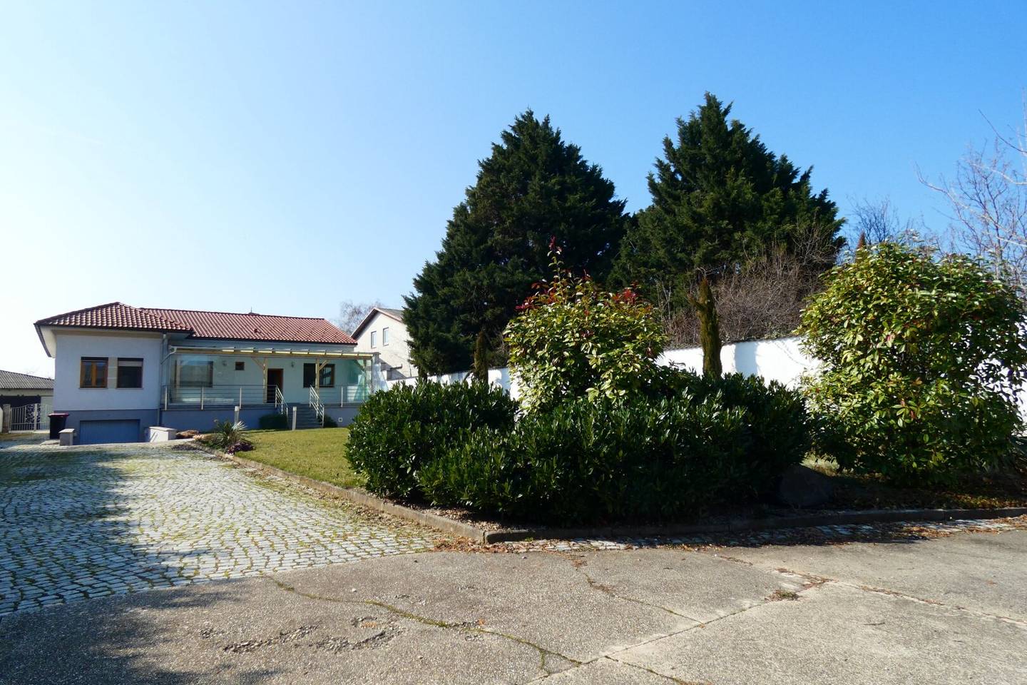 Ideal for agricultural operation residential house with 270 m2 hall and grassland