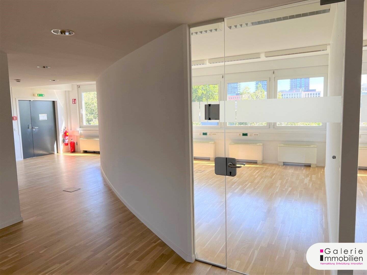 Bright office on the 3rd floor in a modern office building - garage parking space