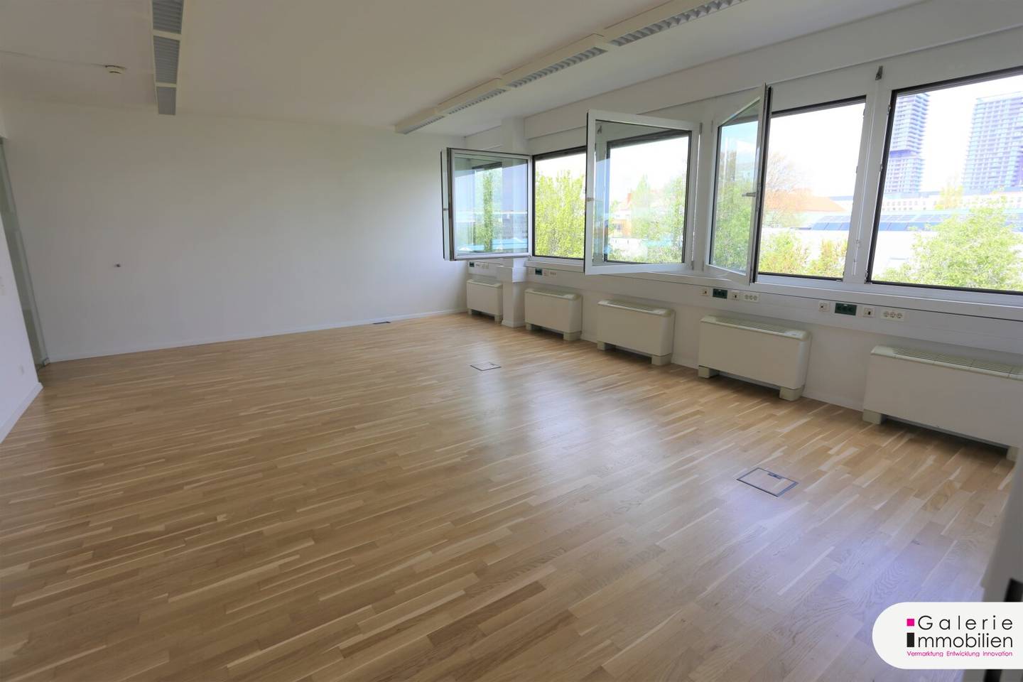 High quality office on the 3rd floor in a modern office building centrally accessible,
