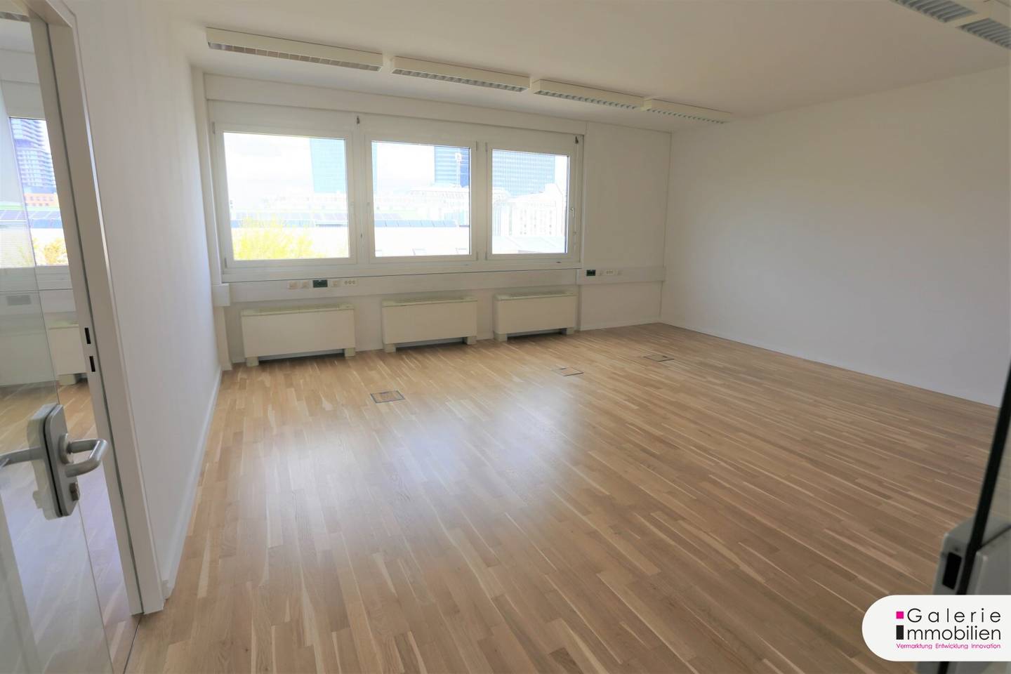 High quality office on the 3rd floor in a modern office building centrally accessible,