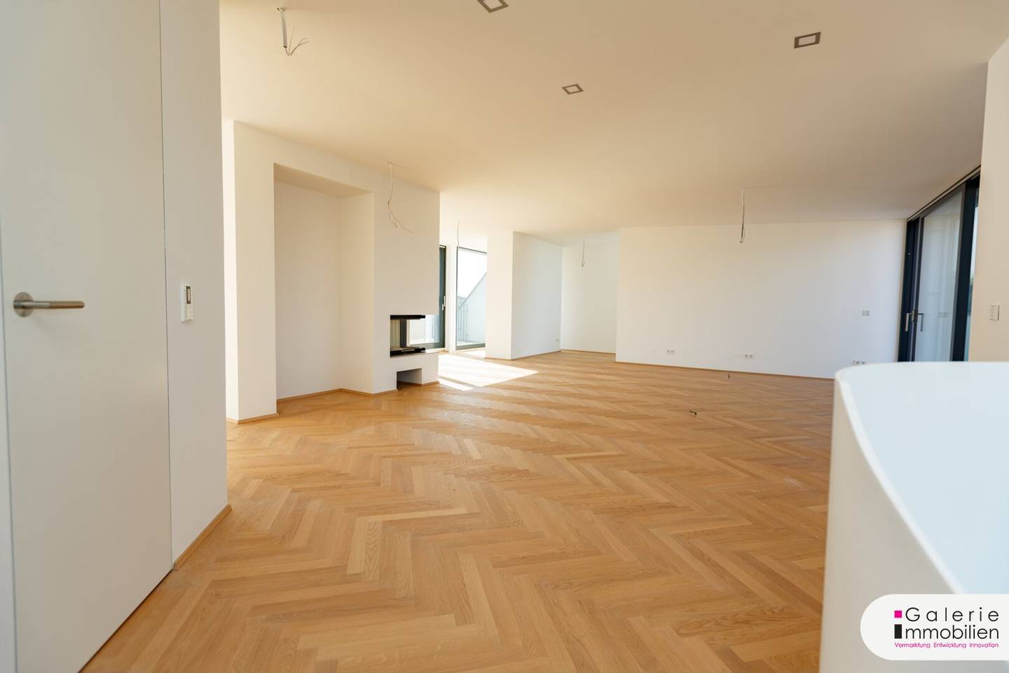 Extraordinary penthouse with large terraces and distant view