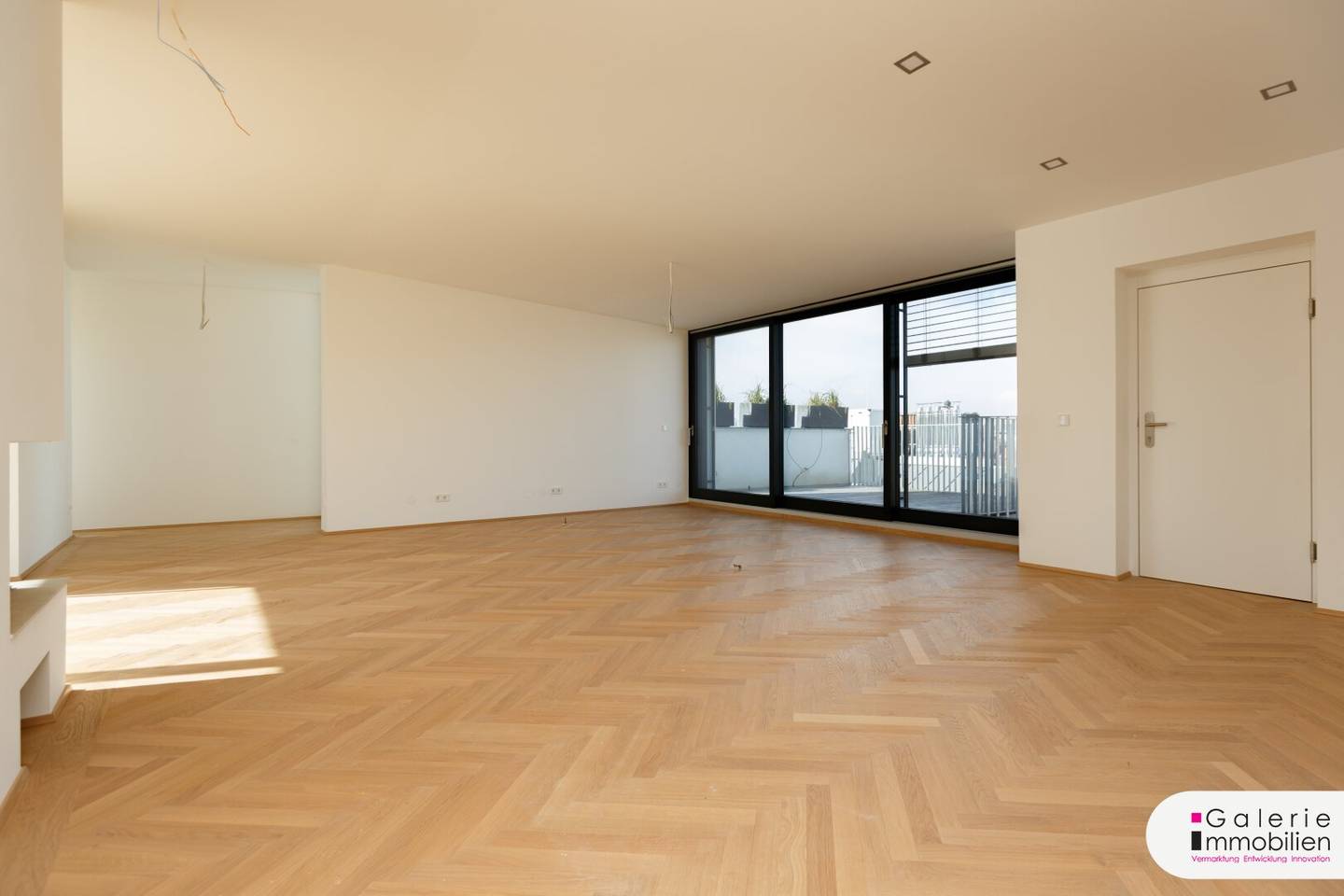 Extraordinary penthouse with large terraces and distant view