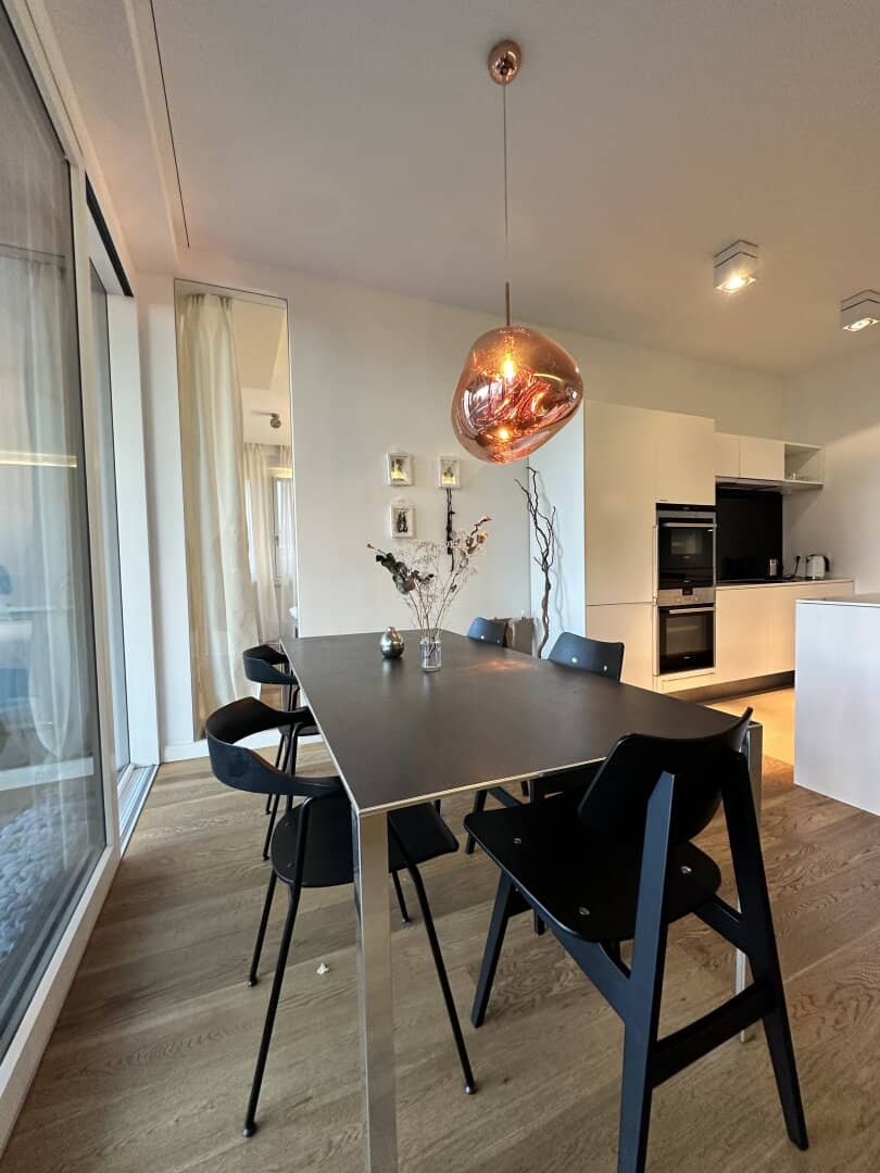 STILVOLLES WOHNEN IN DER VILLENGEGEND: Moderne Wohnung mit Gartenblick